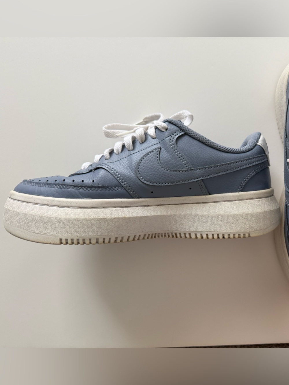Nike Classic Blue and White Sneakers Size 9.5 (26.5 cm) - Picture 2 of 9